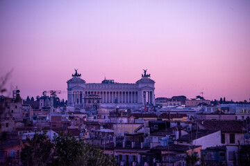 Bathed in golden light, the Altare della Patria stands proudly over Rome, honoring king Vittorio Emanuele II and Italy’s unity. © lucazzitto