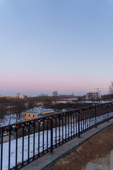 Obraz premium Snowy cityscape view from elevated railing