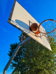 Campetto da basket d'estate con cielo azzurro. © tommaso