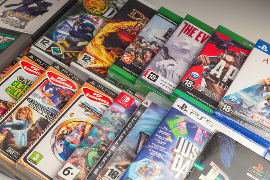 Colorful assortment of physical video game cases and covers arranged in overlapping rows, featuring PS5, Xbox, Nintendo Switch and PSP titles 
