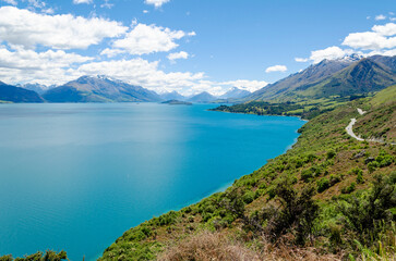 Bennetts Bluff Lookout in New Zealand offers a stunning panoramic view of a vibrant turquoise lake surrounded by majestic mountains.