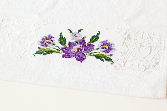 A Turkish floral motif has been applied to a white towel prepared as part of a dowry using the cross-stitch method.