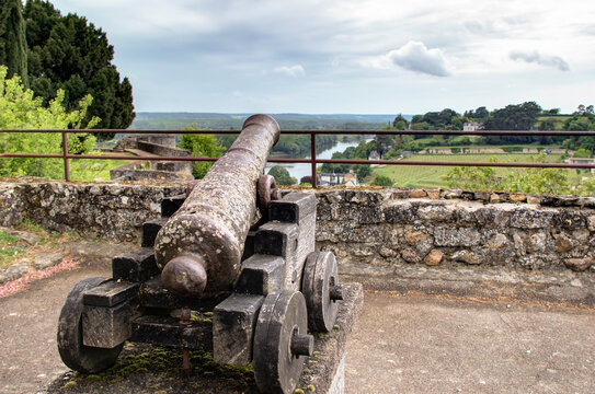 Canon de d&eacute;fense au ch&acirc;teau de Chinon