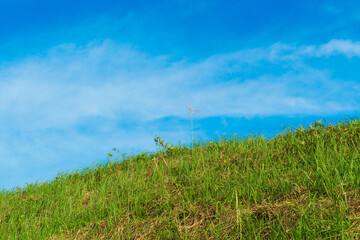 晴れの日の空と土手
