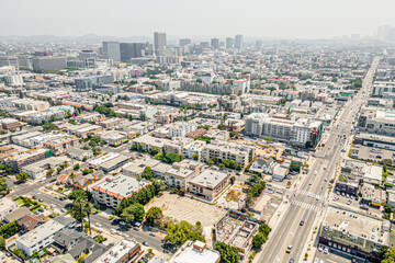 Obraz premium Los Angeles, California, Los Angeles County - July 16, 2024: Aerial Drone Los Angeles Koreatown View Photo toward Olympic Blvd, Western Ave, St Andrews Pl, Manhattan Pl with House, Home, Town, Street,
