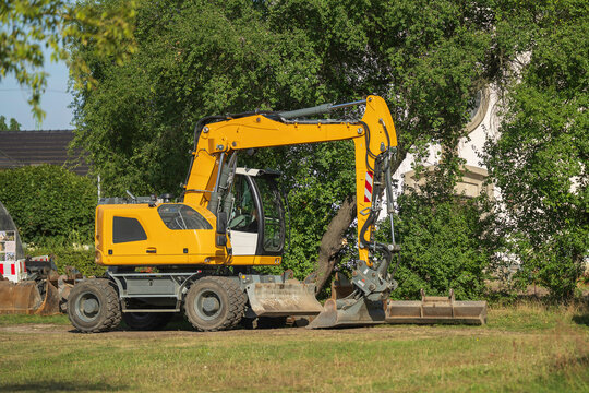 Ein gelber Radlader mit Schaufel und Schild