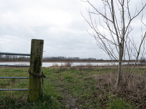 Kreek met hek en pad