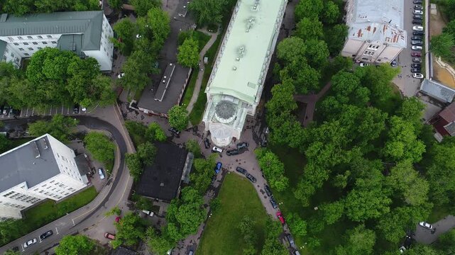 Smooth downward flight above medical center