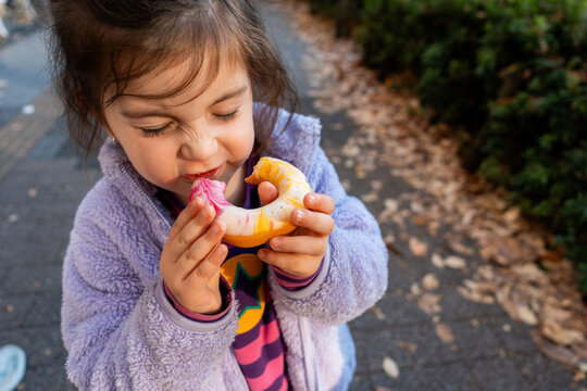 Child eating doughnut. 