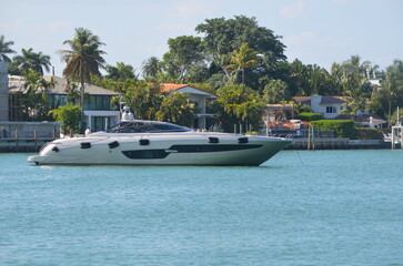 Obraz premiumSleek silver motor yacht anchored off Dilido Island Miami Beach on the Florida Intra-Coastal Waterway 
