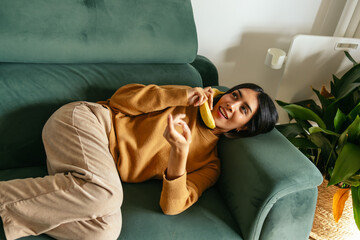 Obraz premium Woman calling with banana for fun communication