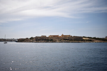 Fototapeta premium Fort Ricasoli Standing Guard — Malta’s Coastal Fortress under the Sun