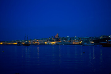 Obraz premium Valletta Skyline at Dusk — Malta’s Timeless Glow Across the Harbour