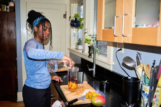 Adding juice to a blender