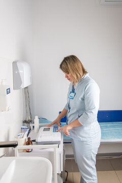 Cardiologist prepares a cardiograph for the procedure