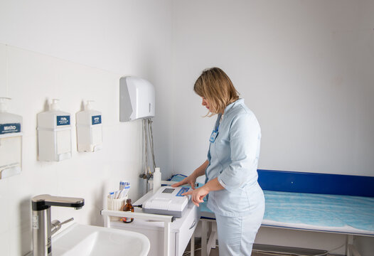 Cardiologist prepares a cardiograph for the procedure