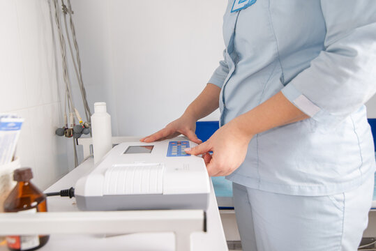 Cardiologist prepares a cardiograph for the procedure