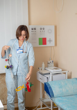 Cardiologist prepares a cardiograph for the procedure