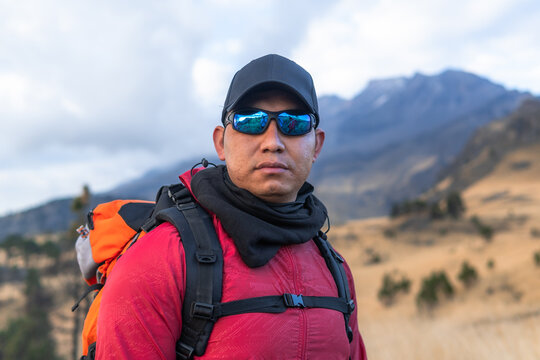 Mountaineer hiking with iztaccihuatl volcano in background