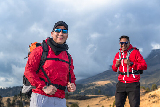 Mountaineers hiking with iztaccihuatl volcano in background
