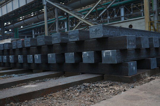 The steel billets in the rolling mill are neatly arranged together