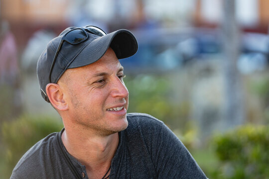 Man with cap and sunglasses