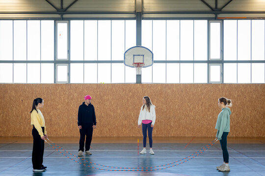 Teamwork in Synchronized Double Dutch Jumping Hope