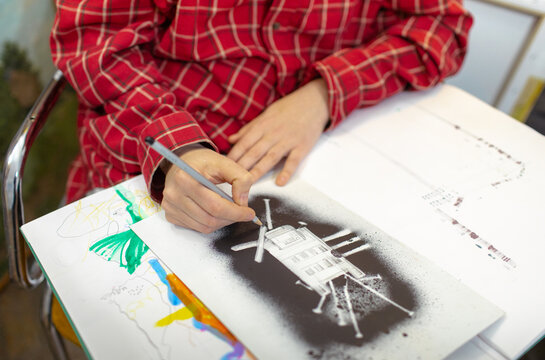 
hands of an artist who paints