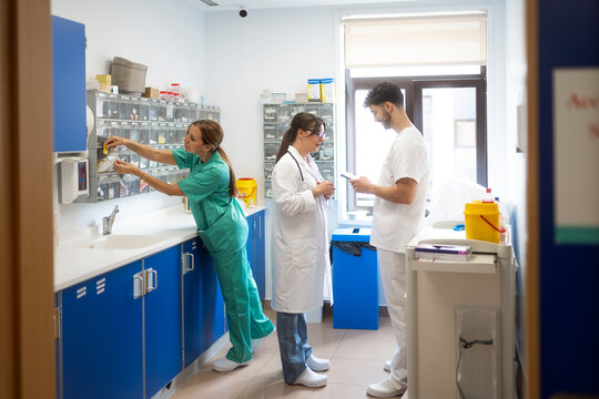 Medical team working together organizing medicine in hospital