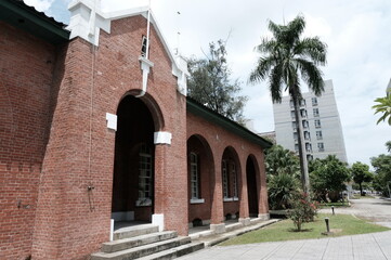 ンガの洋館とヤシの木 © aimiphoto