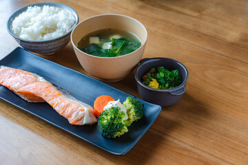 焼き鮭と味噌汁の朝ごはん