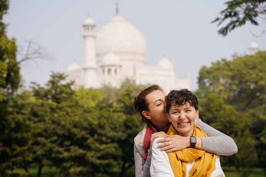Couple in front of the Taj Mahal