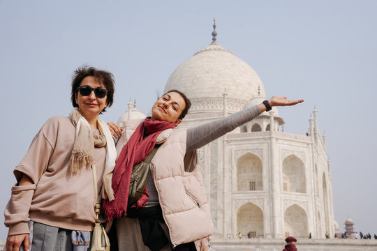 Mother and Daughter in front of the Taj Mahal