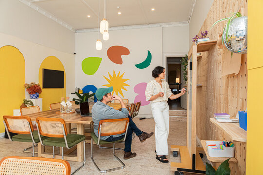 Engaging atmosphere in a contemporary workspace