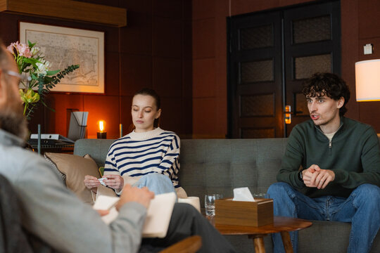 A married couple at a psychologist's appointment