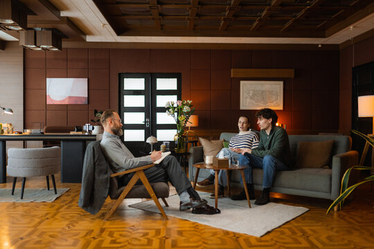 A married couple at a psychologist's appointment