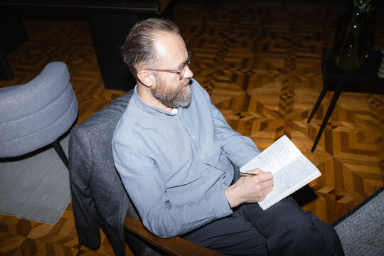 The psychologist talks to the patient