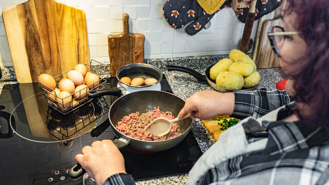 Cooking minced meat with vegetables