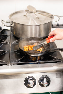 preparing tuna in a pan