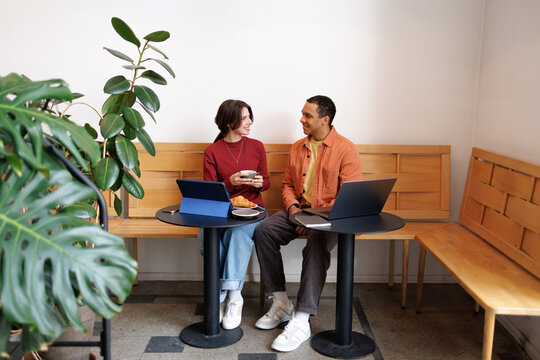 Friendly Conversation in a Caf&eacute; Setting