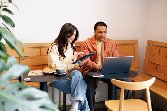 Man and Woman Team Collaboration in Cozy Caf&eacute;