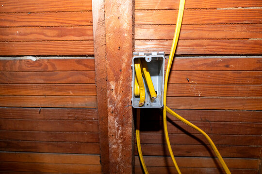 outlet box electrical wires 