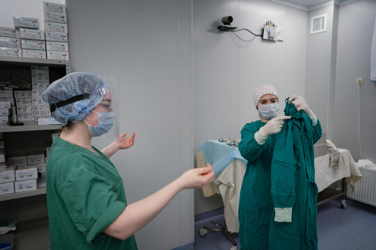 Team of doctors discuss the progress of the operation