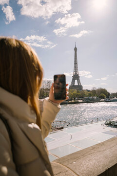Taking a photo of Eiffel Tower 
