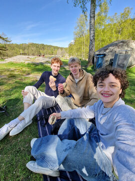 Friends Enjoying a Burger Picnic in the Park - Sunny Day Selfie