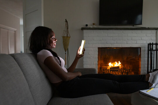 Black Girl stream videos on cell phone 