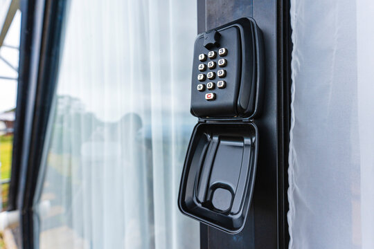 Outdoor key lock box with code