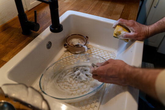 Washing dishes 