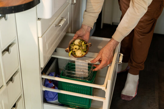 Discarding kitchen food scraps