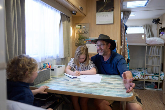 Family homeschools while camping around Australia 